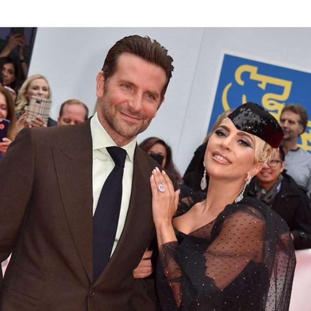 レディー・ガガ＆ブラッドリー・クーパー、映画さながらのラブラブぶりで熱唱