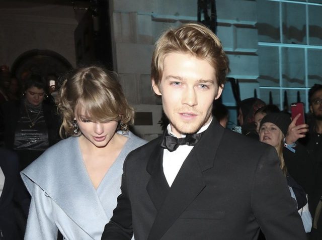 テイラー・スウィフト、恋人ジョー・アルウィンと「イチャつく姿」を目撃される【英国アカデミー賞】