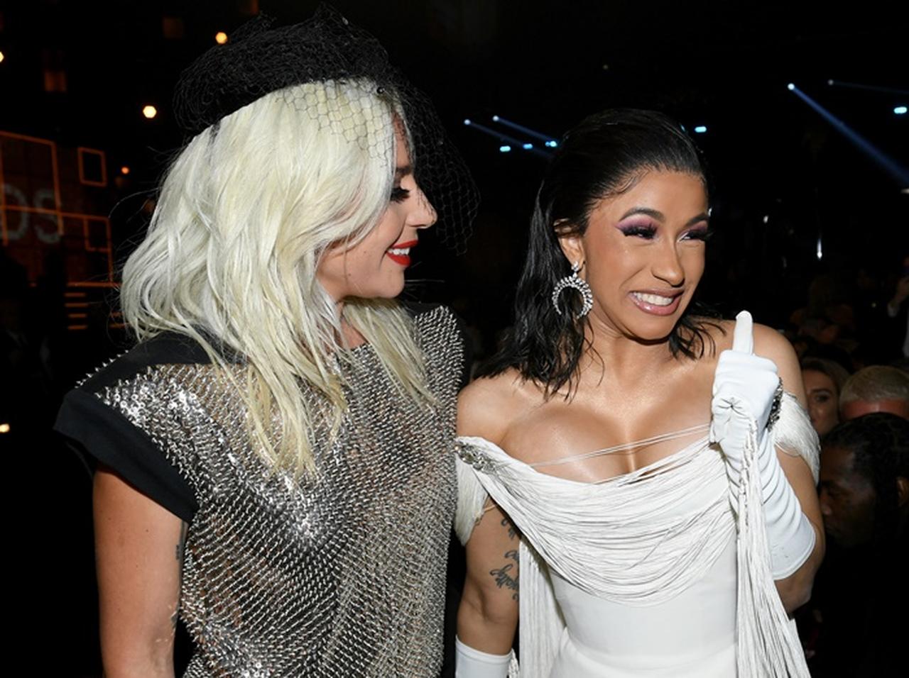 カーディ・B、どさくさに紛れて“憧れのレディー・ガガ”の「胸」をお触り【グラミー賞2019】