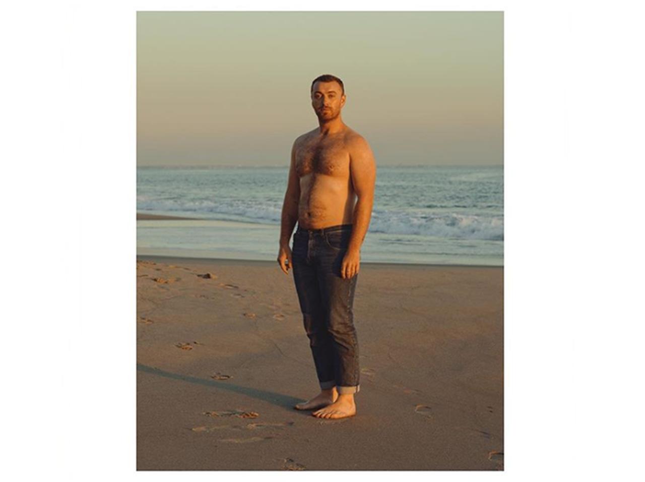 サム・スミス、「引き締まっていないボディ」を披露してコンプレックスを克服