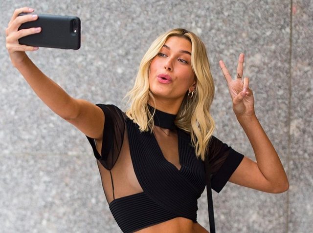 ヘイリー・ビーバー、ジャスティンの「ちょっと恥ずかしい写真」を待ち受けに