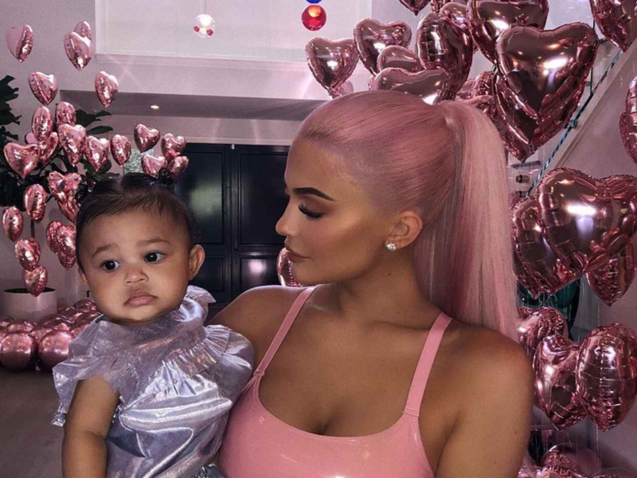 カイリー・ジェンナーの1歳娘、ある人から「初めてのシャネル」をもらう