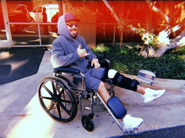 ザック・エフロンが手術後の経過を報告、スノーボードで大ケガ