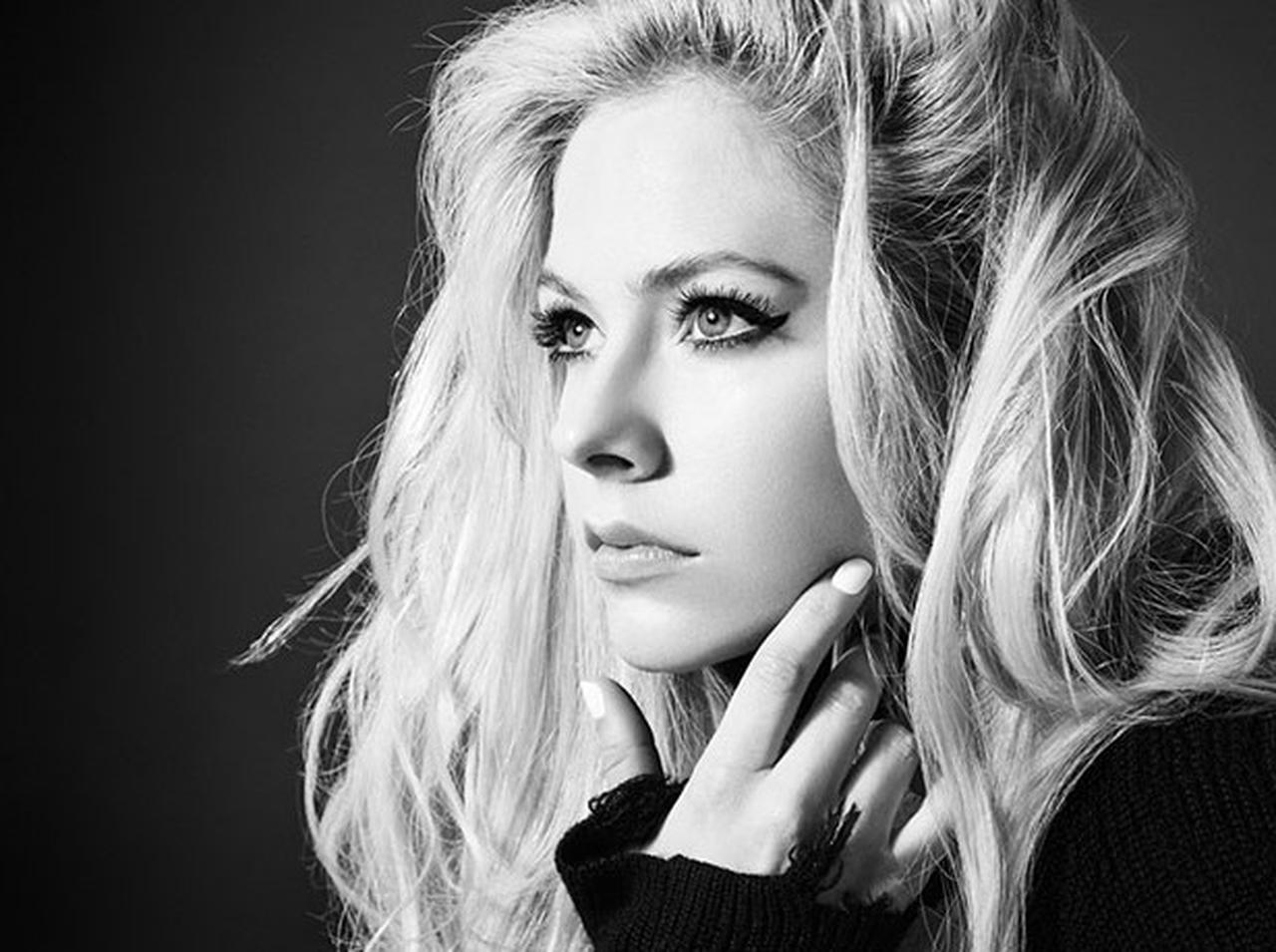 アヴリル・ラヴィーンのTシャツ&くつ下セットをプレゼント