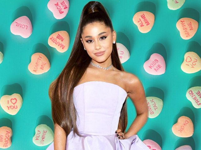 アリアナ・グランデのバレンタイン仕様ネイルが「自虐カワイイ」