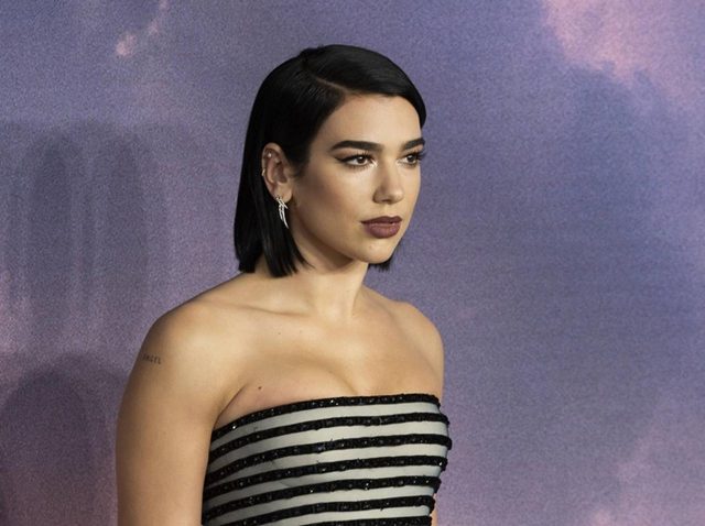 デュア・リパ、氷点下の気温の中プロ根性を見せる