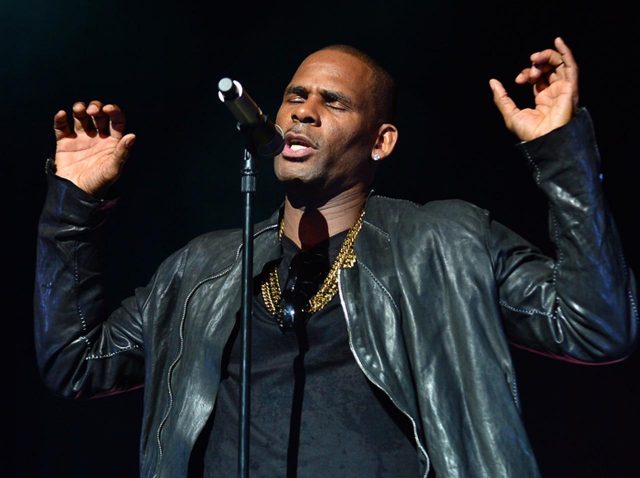 R.ケリー、“性奴隷”14歳被害者の顔などに「放尿」するセックス動画が提出