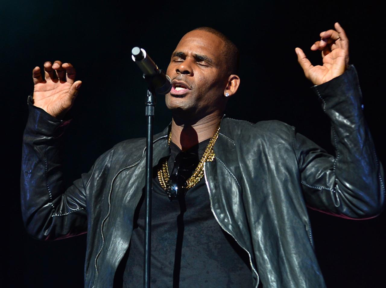 R.ケリー、“性奴隷”14歳被害者の顔などに「放尿」するセックス動画が提出