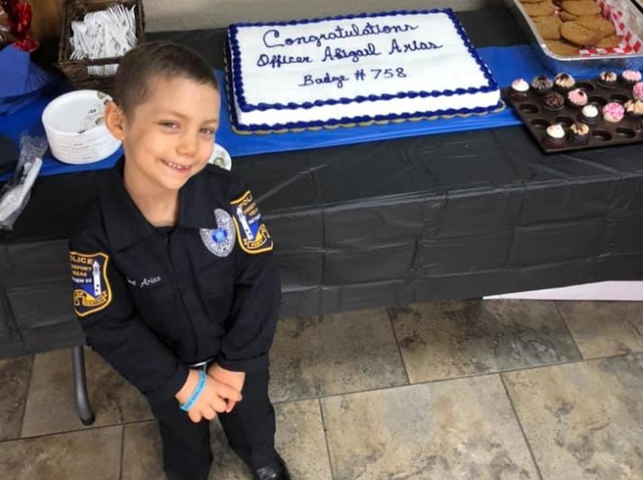 末期ガンの6歳の少女、警察官になりたいという夢を叶える