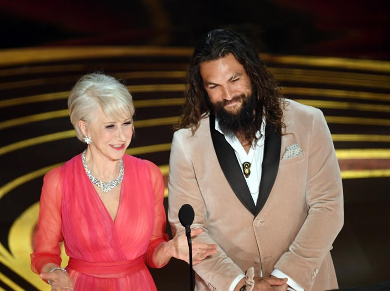 ジェイソン・モモア、アカデミー賞で衣装とお揃いの「シュシュ」を腕につける