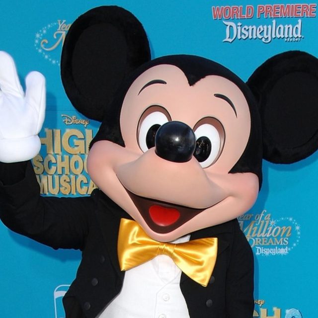 ミッキーマウス、指が「4本」しかないのは一体なぜ？