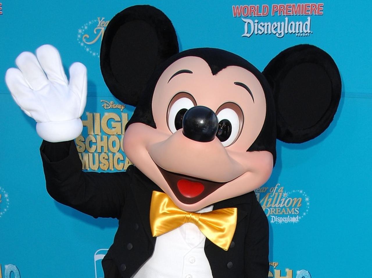 ミッキーマウス、指が「4本」しかないのは一体なぜ？