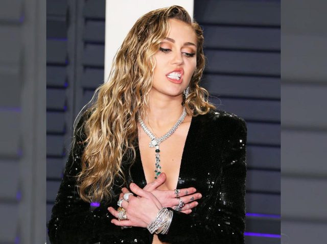 マイリー・サイラス、「見えそうで見えない」ギリギリ衣装の秘密を告白