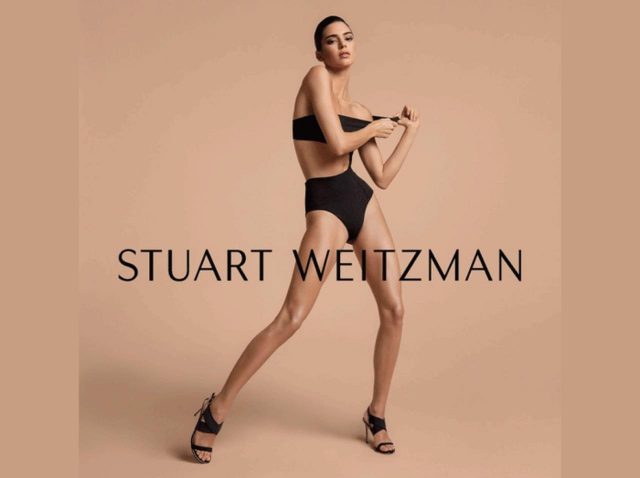 ケンダル・ジェンナー が履く、スチュアート・ワイツマン新作サンダル