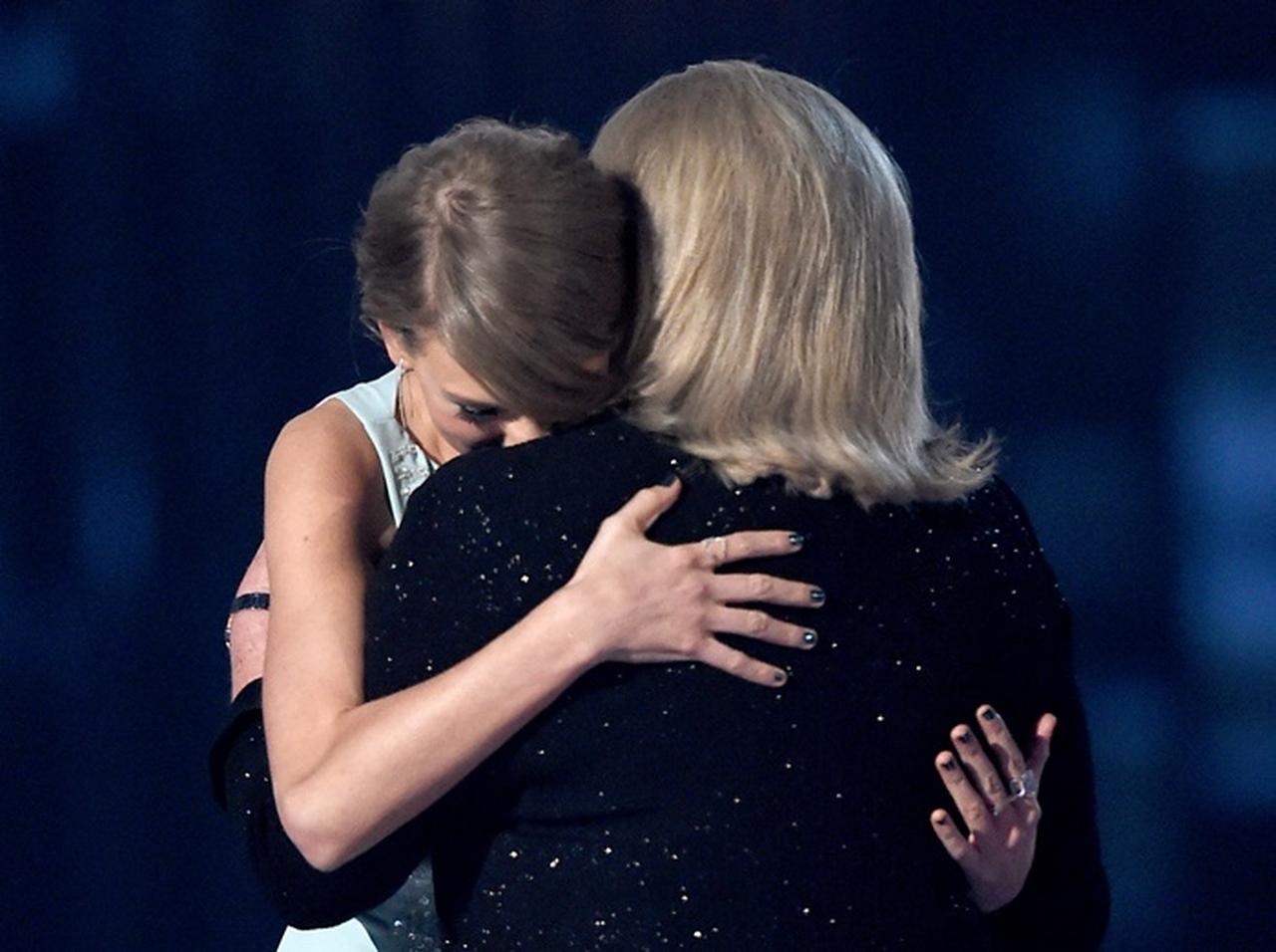 テイラー・スウィフトが母親の「がん再発」を告白、どう向き合うか明かす