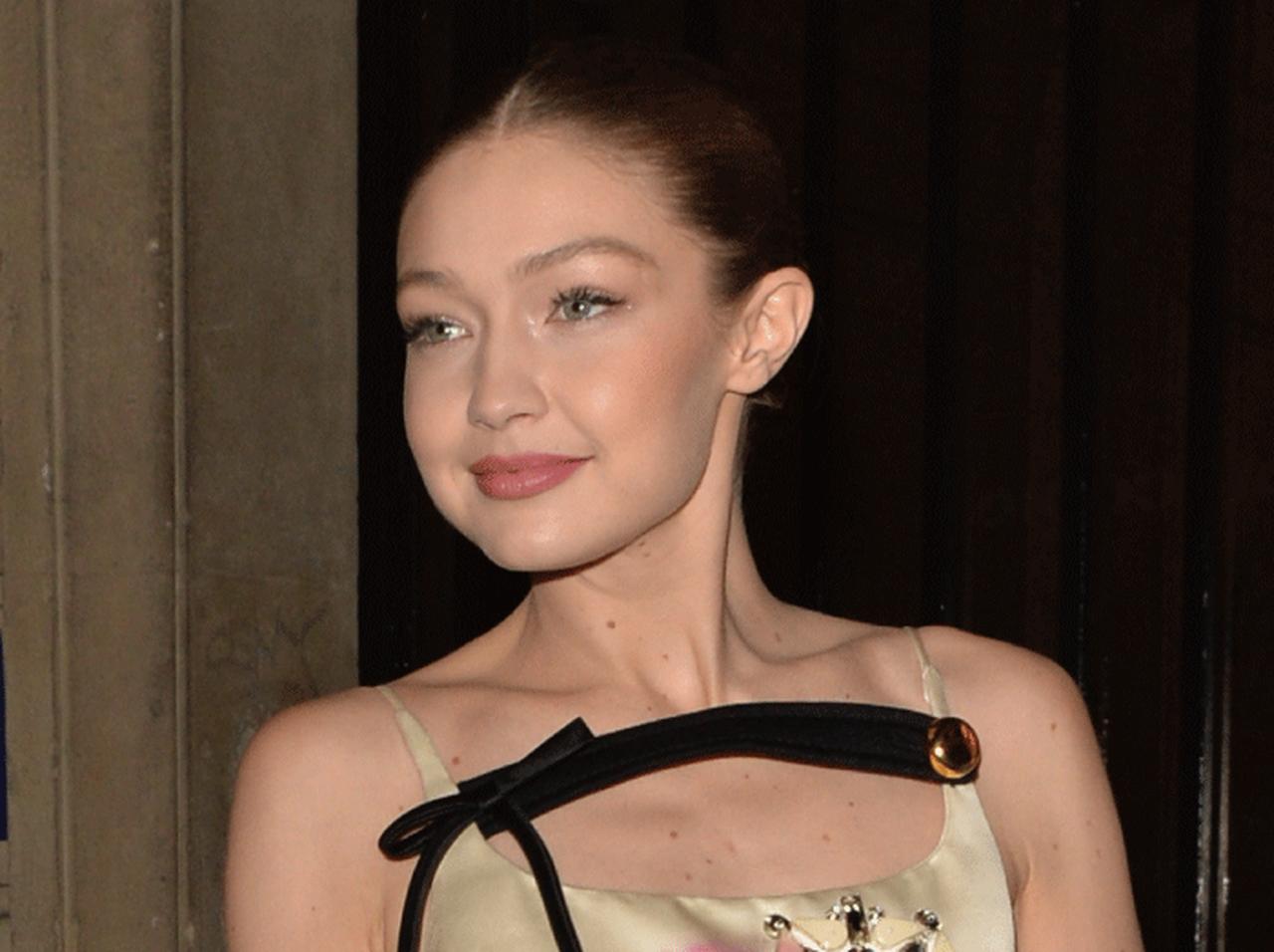 ジジ・ハディッドのピンク×ブラックの甘辛コーデが可愛い♡