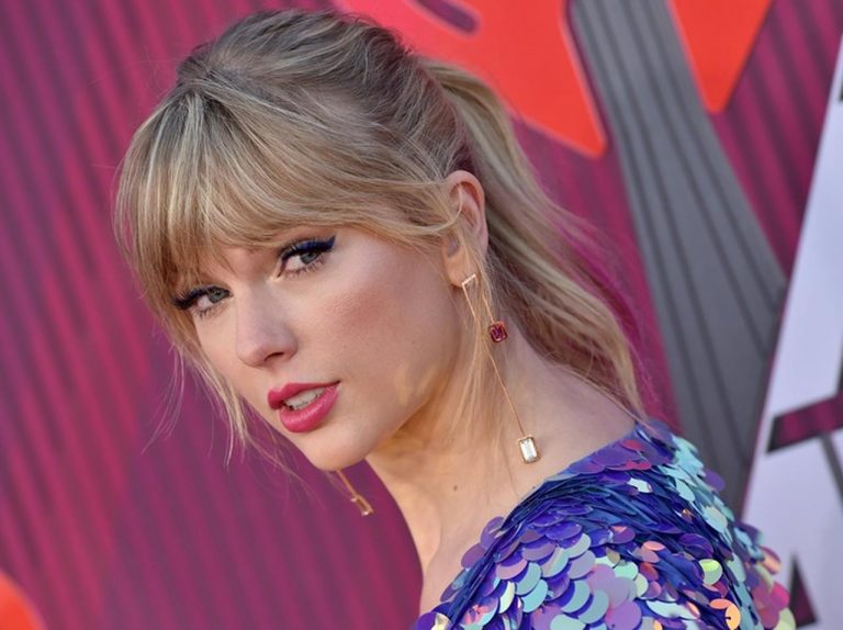 テイラー・スウィフト、新曲のキーとなるのは「蝶のモチーフ」？