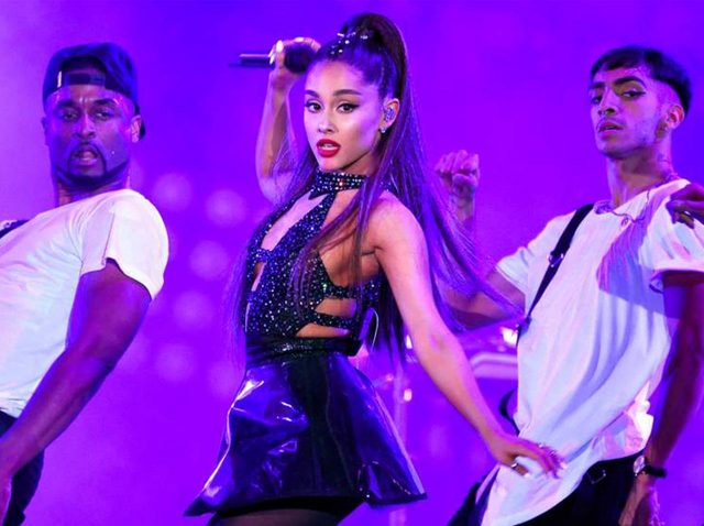 アリアナ・グランデ、ヌードカラーのレオタード姿で「女性とは何か」を表現