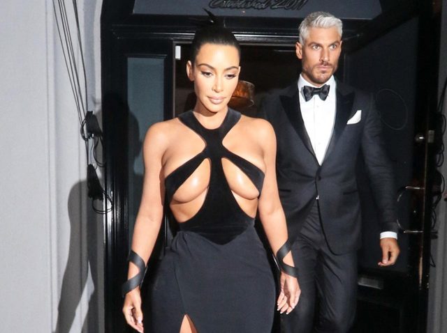 キム・カーダシアンの「目のやり場に困るドレス」を一般女性が再現した結果…