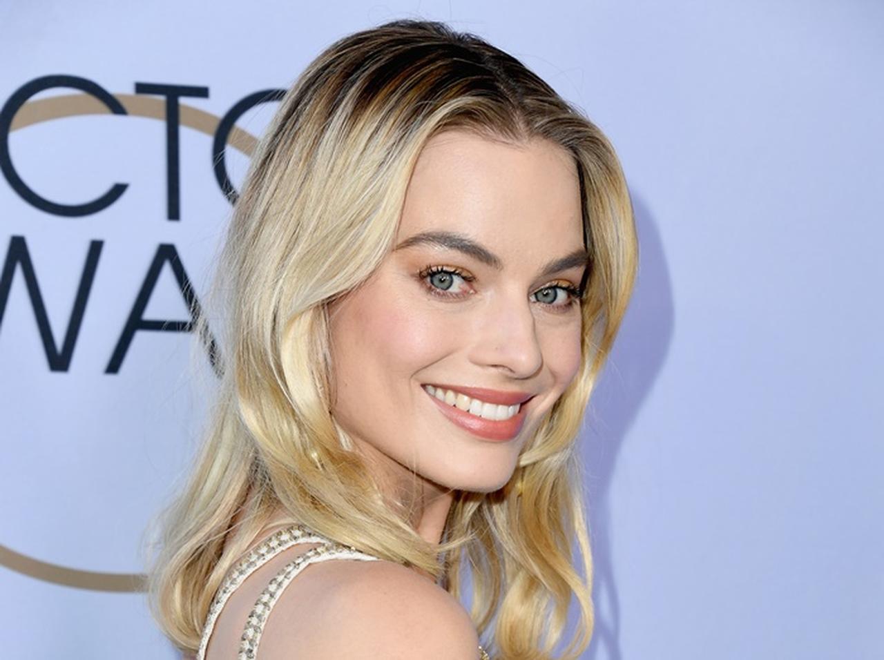 美貌のマーゴット・ロビー、お金がかからないテクで美肌に