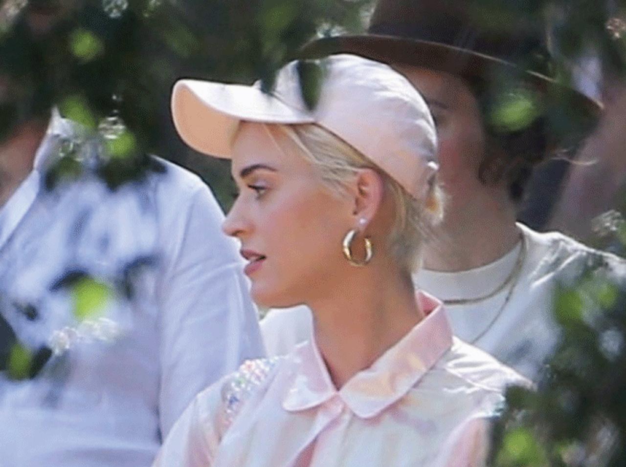 ケイティ・ペリーの私服、春ワンピと白スニーカーコーデがおしゃれ