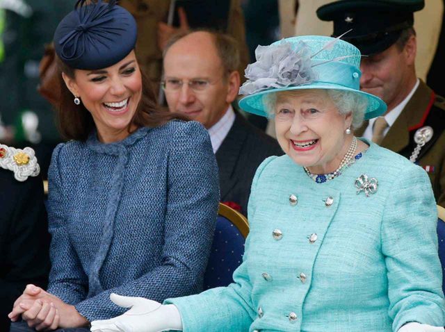 エリザベス女王はピザを食べたことがあるのか？キャサリン妃が素朴な疑問に回答