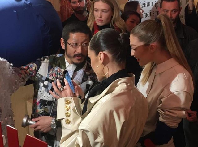 日本人デザイナーの「光で色が変わるドレス」にジジ＆ベラ・ハディッドが熱狂