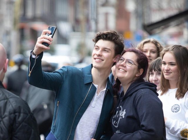 ショーン・メンデス、出待ちするファンの「大行列」を見て取った行動がさすが