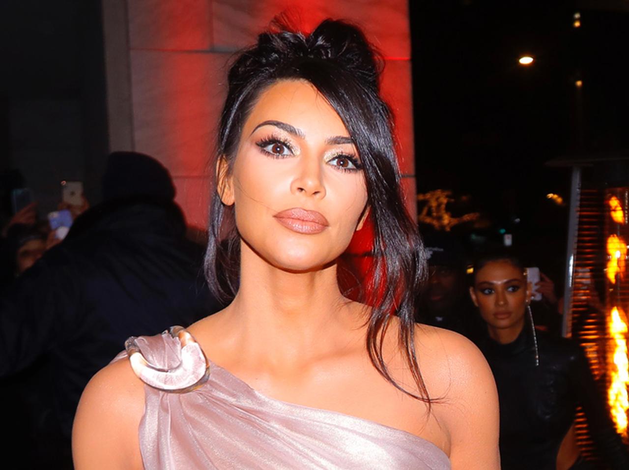 キム・カーダシアン、流行りの「韓国コスメ」試した結果“別人”のような見た目に