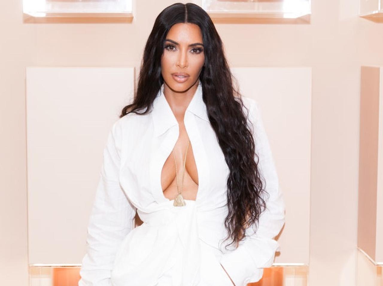 キム・カーダシアン、完全シースルーの「全身タイツ」でファンの寿命縮める