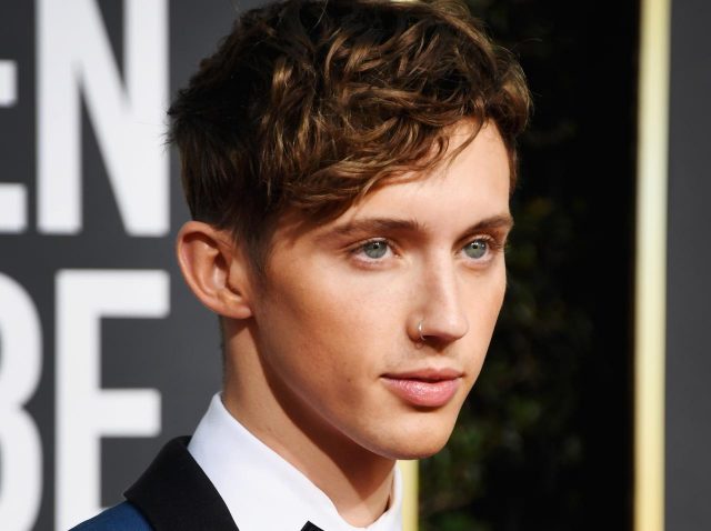 トロイ・シヴァンが人気コスメブランドGlossierの広告塔に大抜擢！