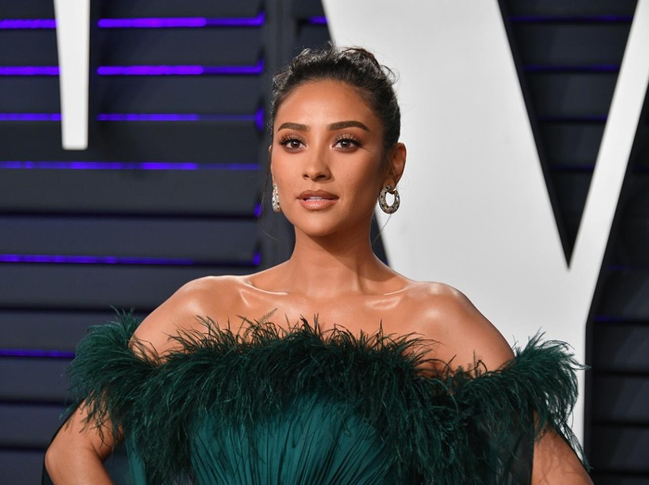 シェイ・ミッチェル、2,300人以上の前でボディスーツの紐がプチン