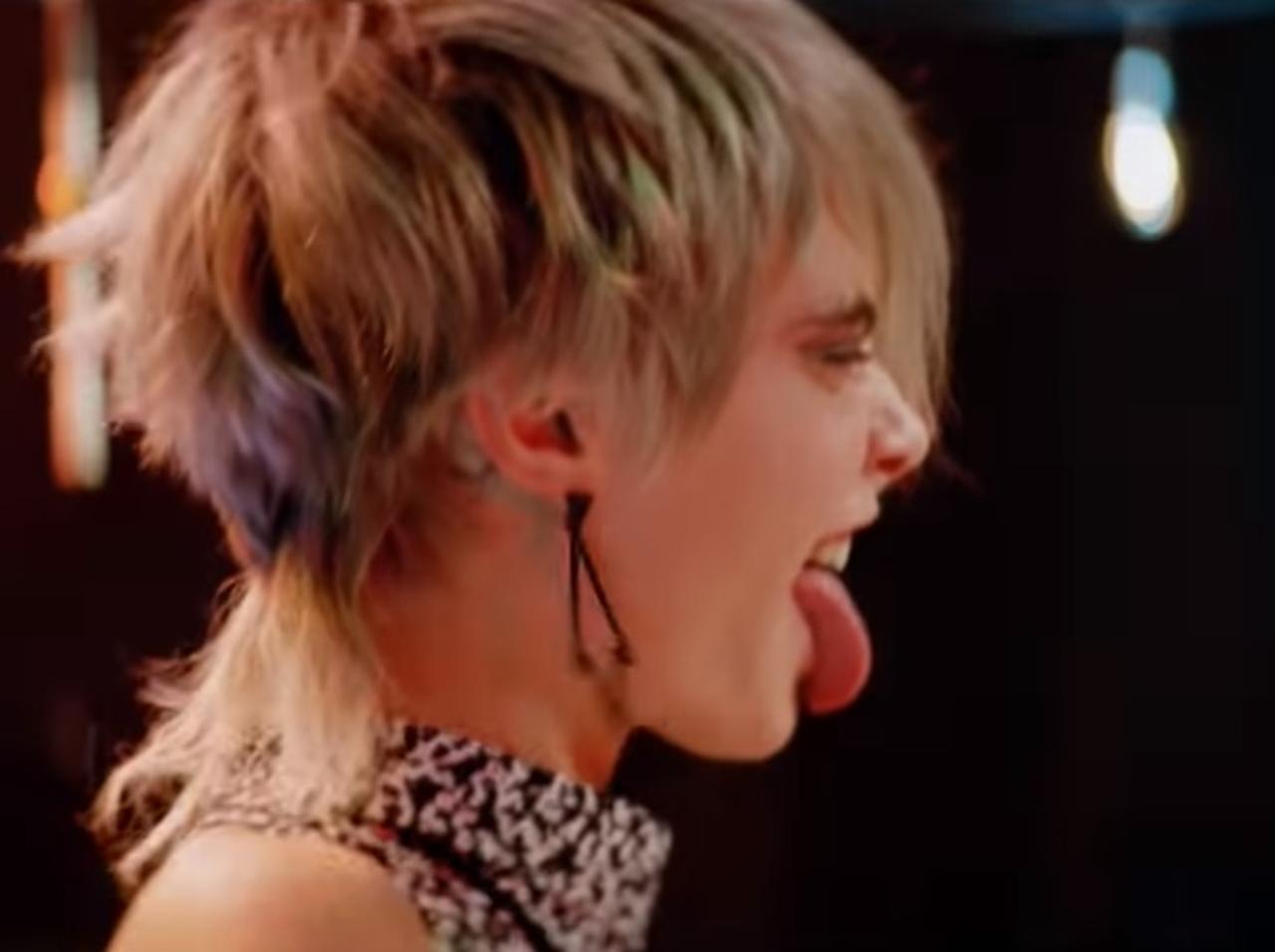 カーラ・デルヴィーニュ、アシュレイ・ベンソンと出会ったパンク映画『Her Smell』【予告編】