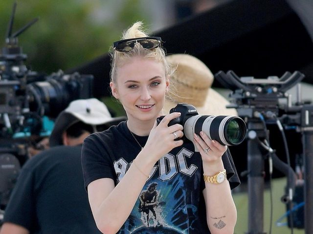 ソフィー・ターナー、撮影現場をパパラッチする人を逆パパラッチ