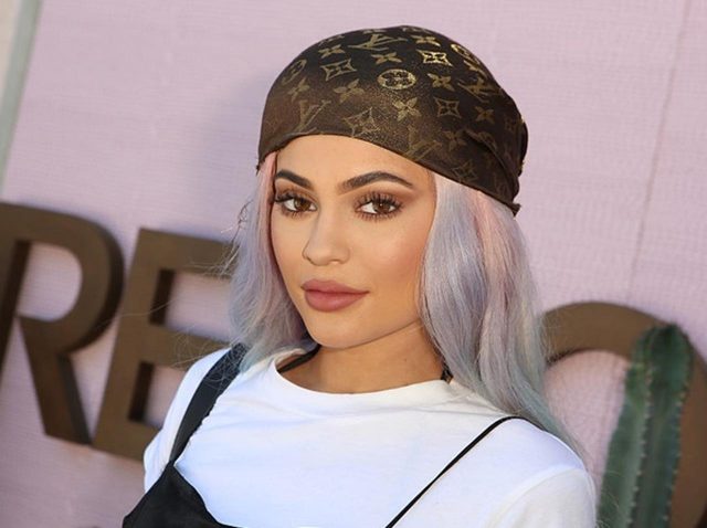 カイリー・ジェンナー、ネイルアートで「ビリオネア」をアピール