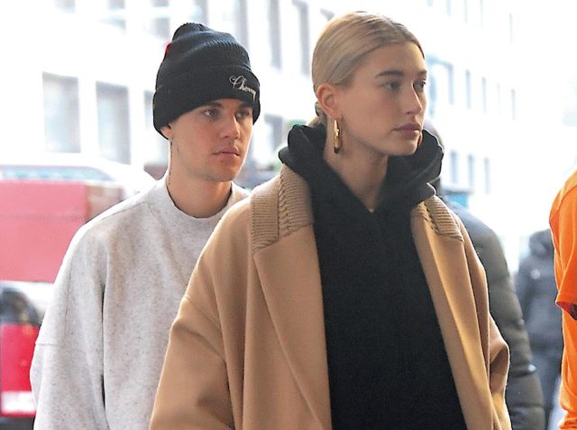 オフ・ホワイトの人気スニーカーを色違いでヘビロテする話題のセレブ