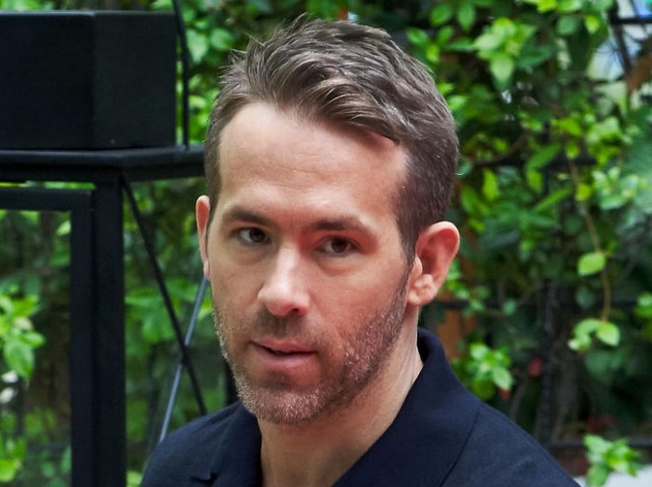 ライアン・レイノルズ、サミュエル・L・ジャクソンとの写真で1人だけ血まみれで笑顔