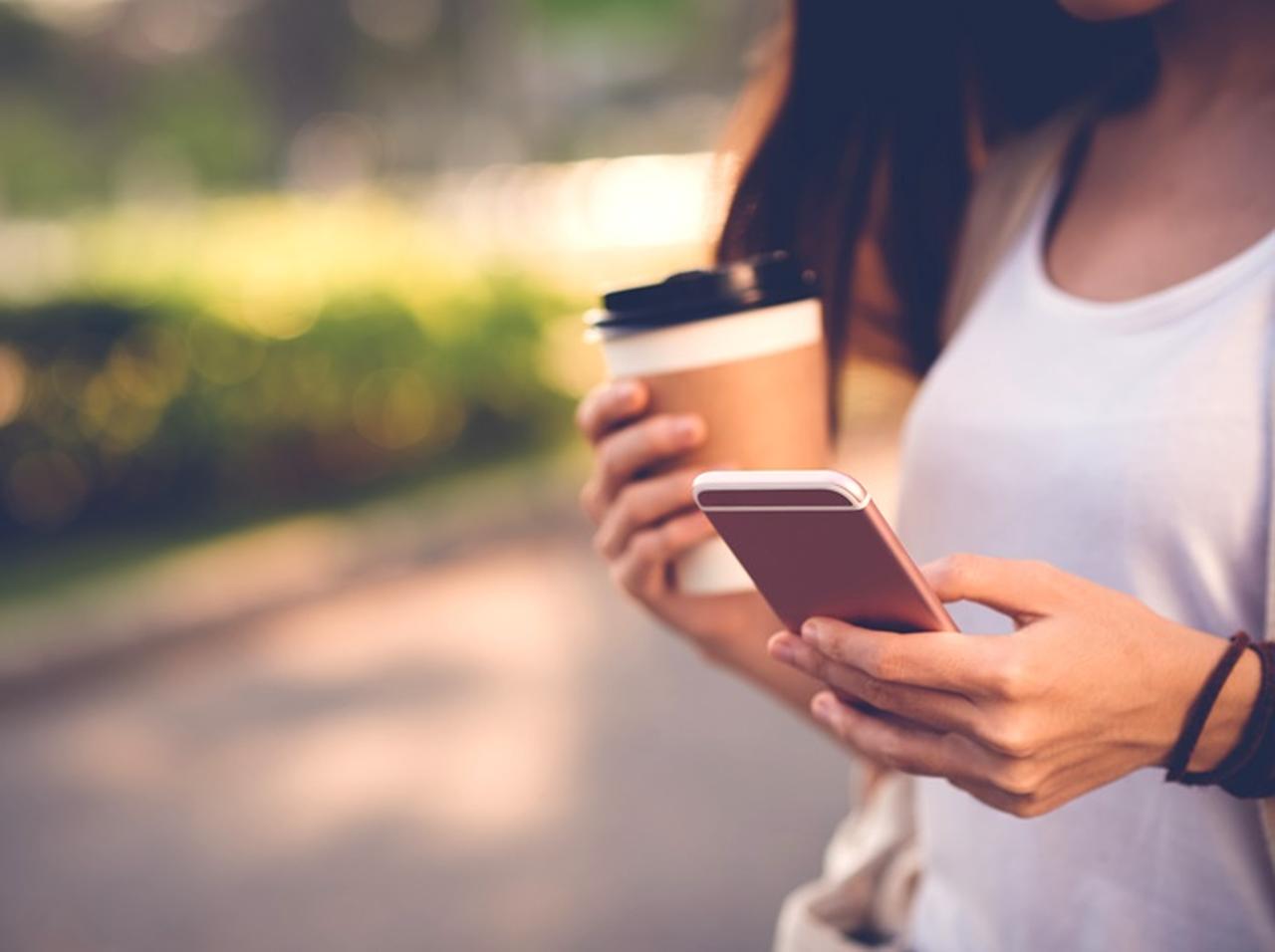 実は肌にも悪いブルーライト、対策を海外のプロが伝授！