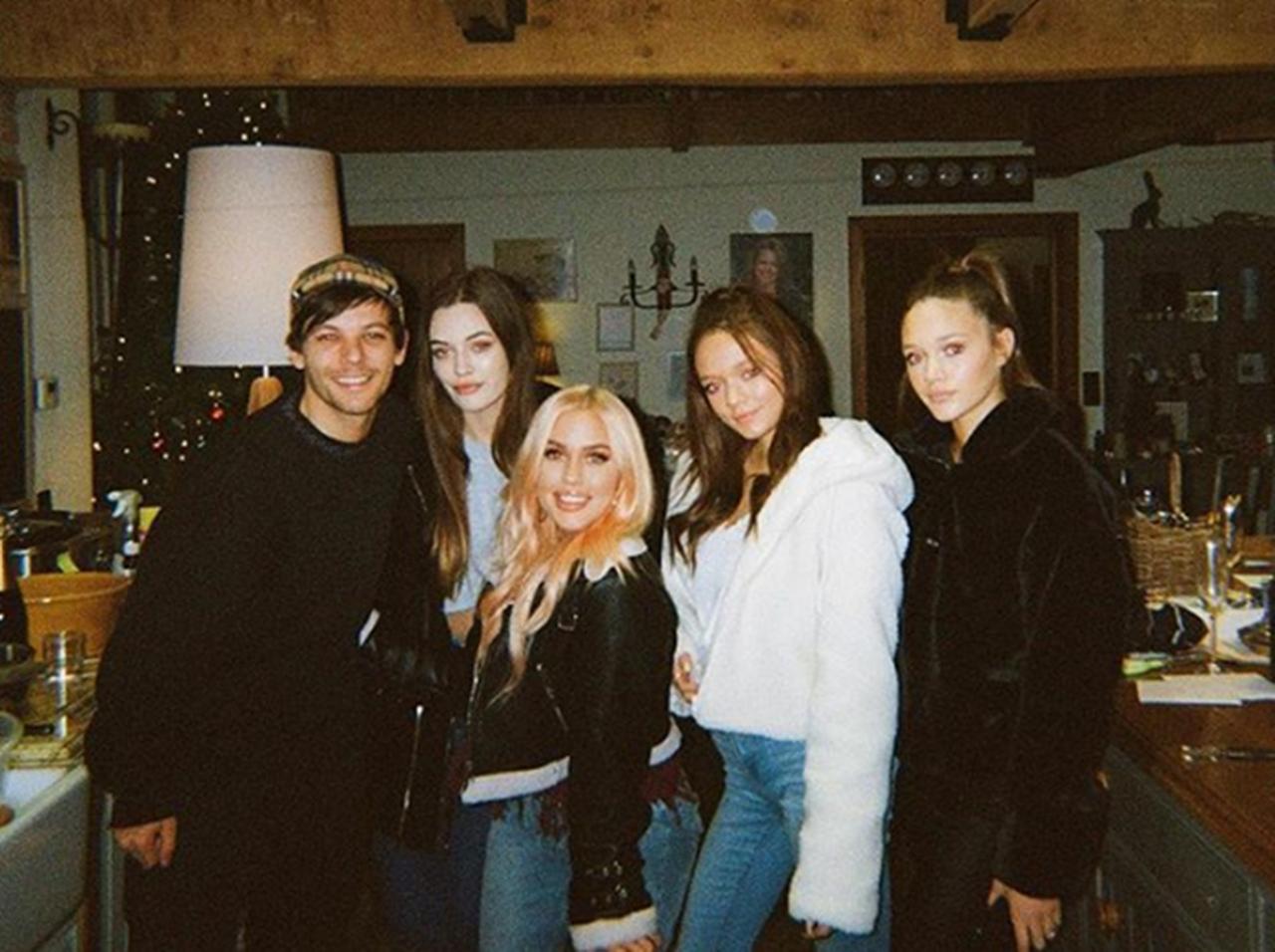 1Dルイの18歳妹が死去、最後に入れたタトゥーは「兄妹」のもの