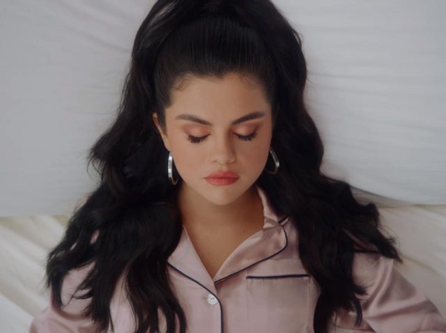 セレーナ・ゴメスがベッドの上で飛び跳ねる姿が可愛い！「I Can’t Get Enough」MV