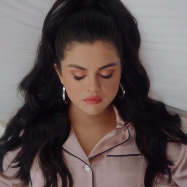セレーナ・ゴメスがベッドの上で飛び跳ねる姿が可愛い！「I Can’t Get Enough」MV