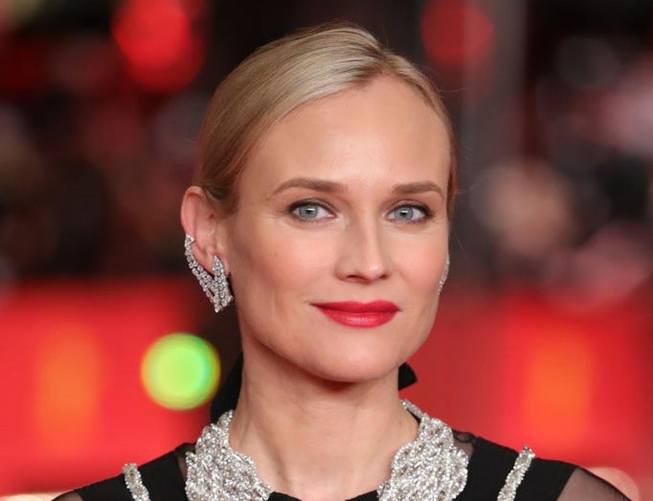 『ウォーキング・デッド』ノーマン・リーダスの42歳恋人、出産後の「腹筋」を披露