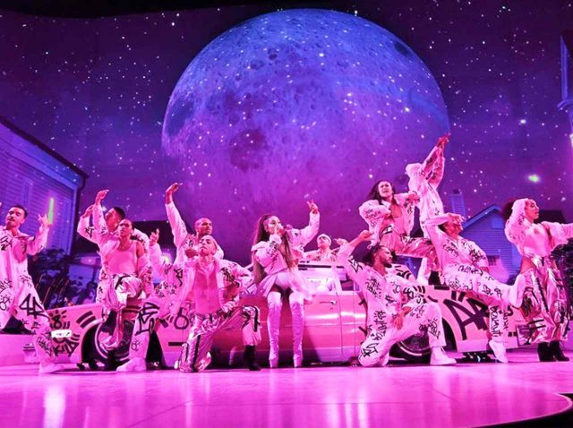 アリアナ・グランデ、世界ツアーで「七変化」！ステージ衣装ぜんぶ見せます