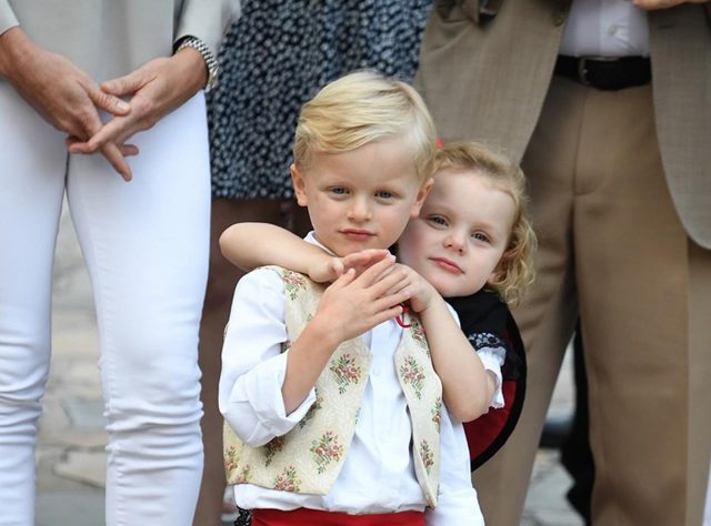 グレース・ケリーの孫、ジャック公子が窓から顔を出す姿に胸キュン