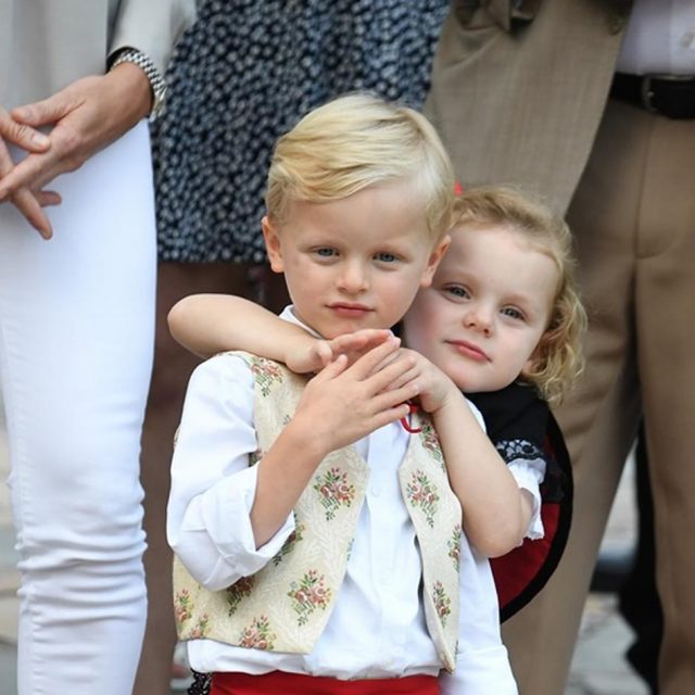 グレース・ケリーの孫、ジャック公子が窓から顔を出す姿に胸キュン