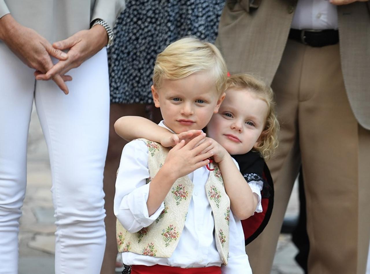 グレース・ケリーの孫、ジャック公子が窓から顔を出す姿に胸キュン