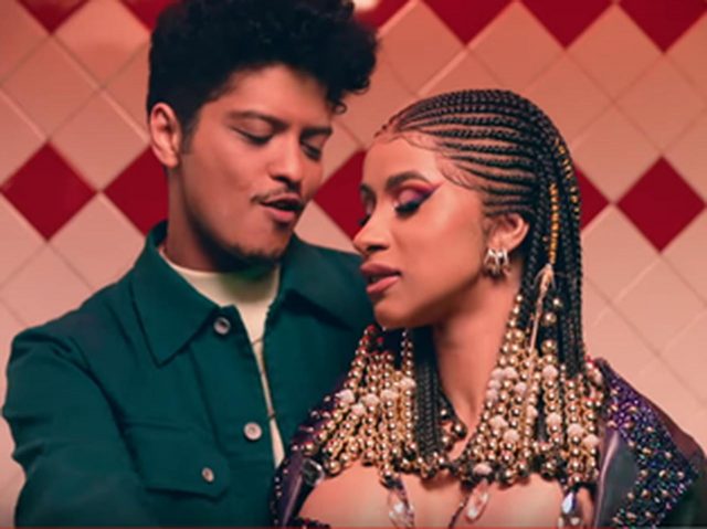 ブルーノ・マーズとカーディ・Bが新MV「プリーズ・ミー」で大胆にイチャつく