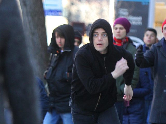 ラミ・マレック、ホームレスと衝突して全力逃走【写真アリ】