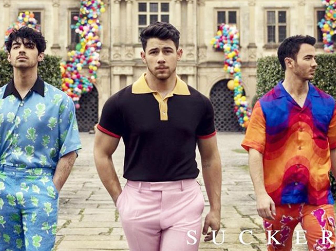 ジョナス・ブラザーズ、6年ぶりの復活曲MVに「リアル妻」たちが総出演