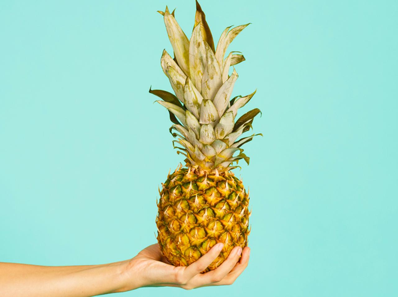 パイナップルの「斬新な食べ方」に世界が激震！こうすれば簡単だった
